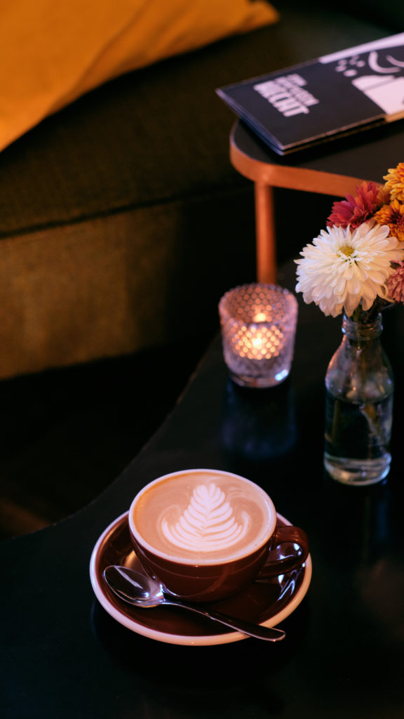 Reservieren Lounge gemütlich stilvoll bester Kaffee Cappuccino Espresso Latte Chai Latte Macchiato 