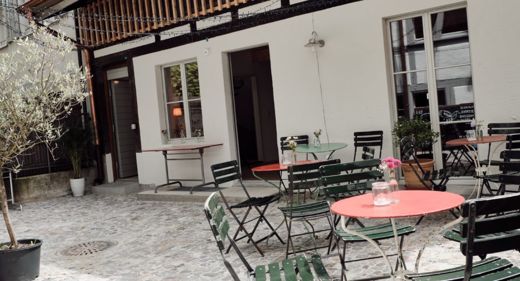 Dieses Bild hat ein leeres Alt-Attribut. Der Dateiname ist Innenhof-1-1024x554.jpg